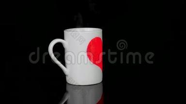 浪漫的情人节。 杯的热茶与一半的心汇集在一起，使一个完整的心。